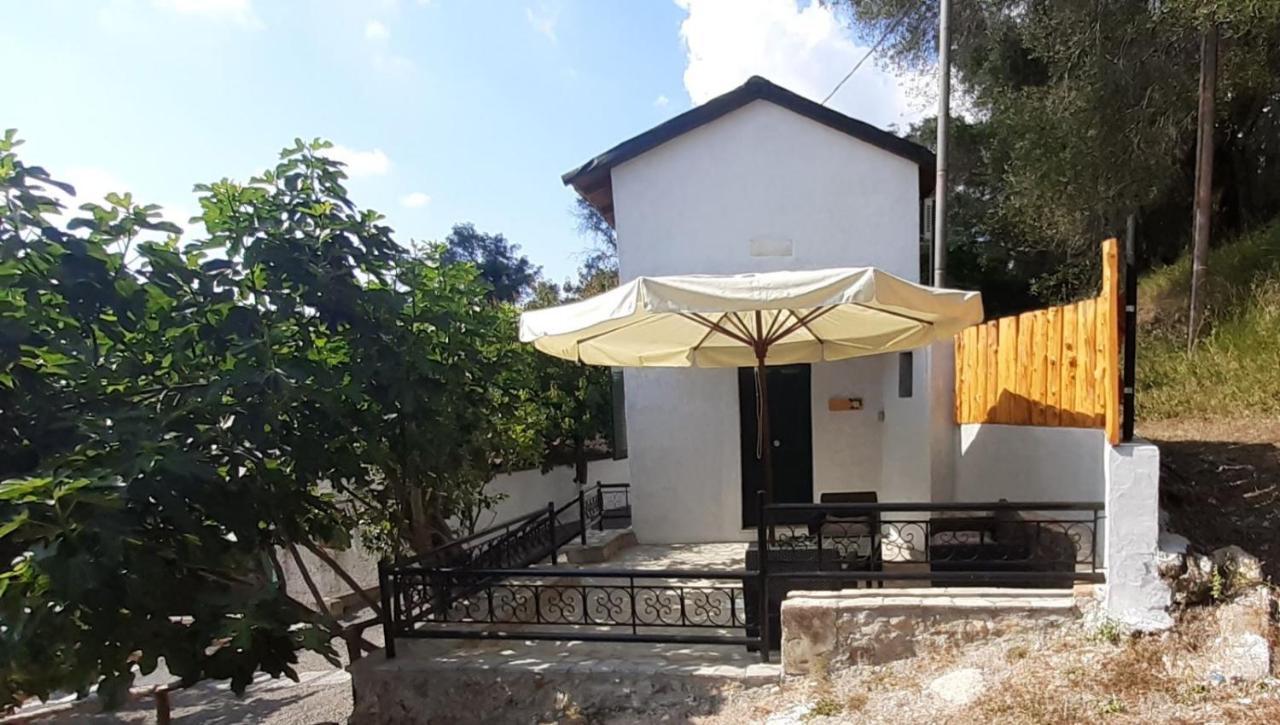 White Manolia Cottage Kato Korakiana Bagian luar foto